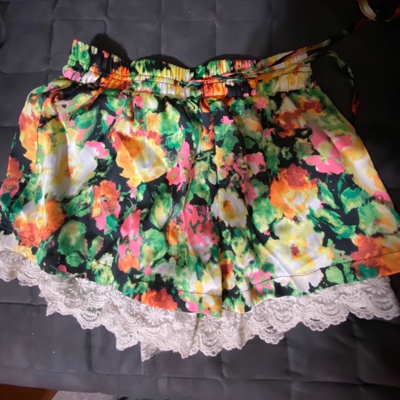 Mini shorts - Picture 2 of 2